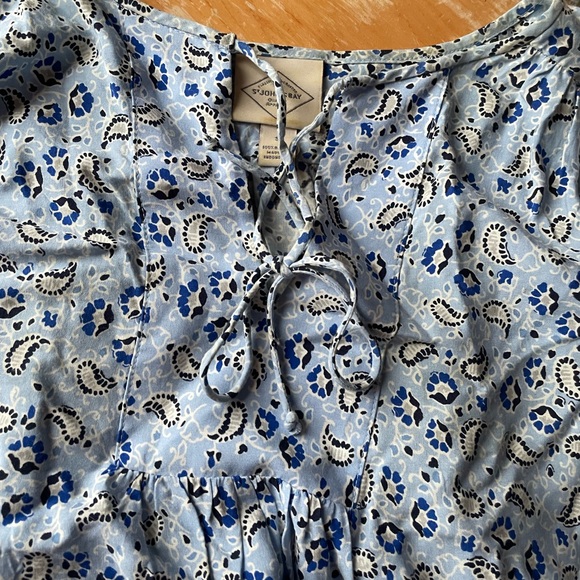 ⚡️2/$20 St. John’s Bay blue patterned blouse - Picture 4 of 5